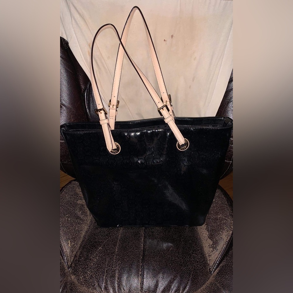 It’s a great purse I just carry my diaper bag more so it’s collecting dust.